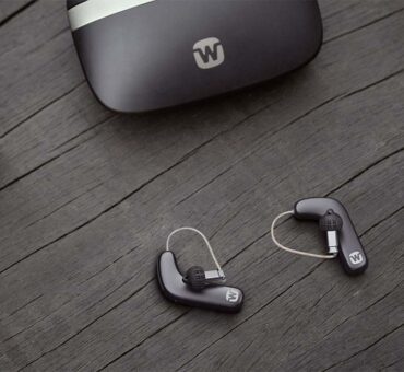 apparecchi acustici widex smart, neri, piccoli e con un design sofisticato